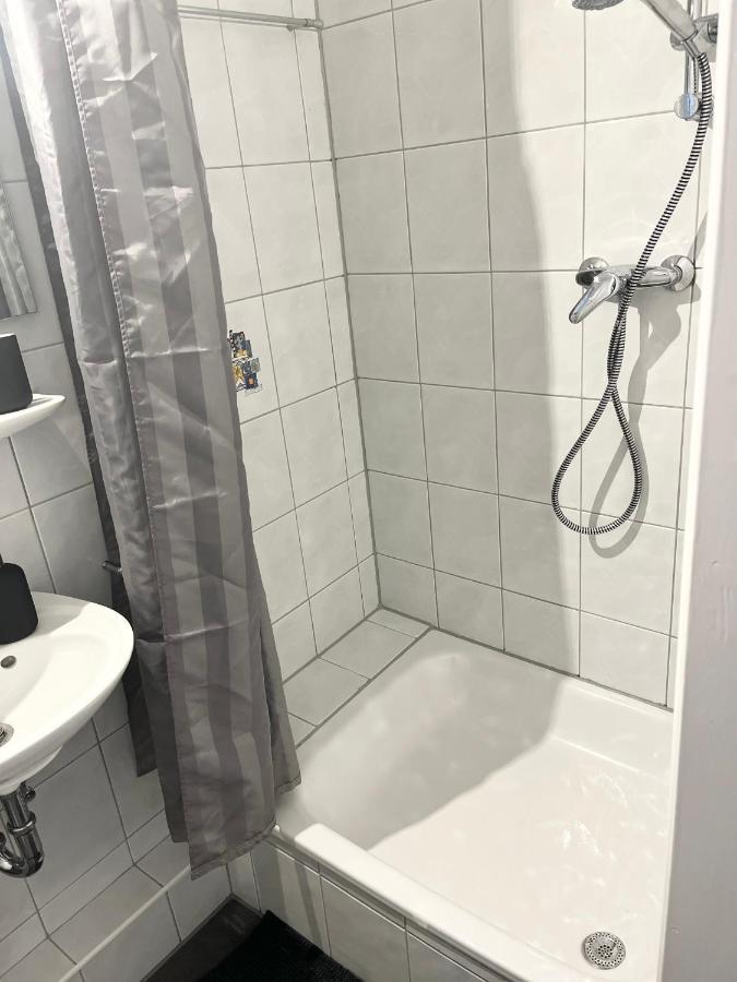 Gemuetliches Zentrales Apartment 2 Min Bis Du Hbf 뒤스부르크 외부 사진
